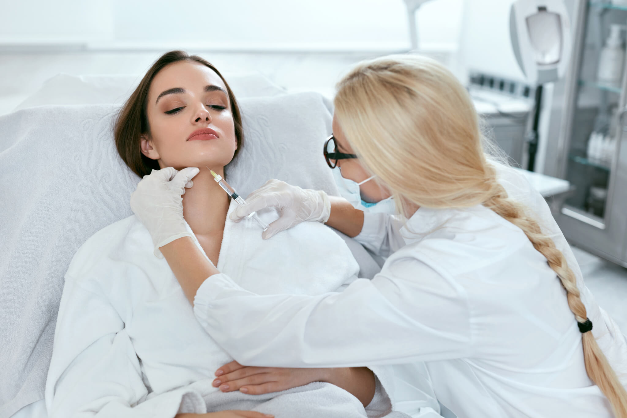 Treating a Double Chin With CoolSculpting or Kybella Liposuction vs CoolSculpting
